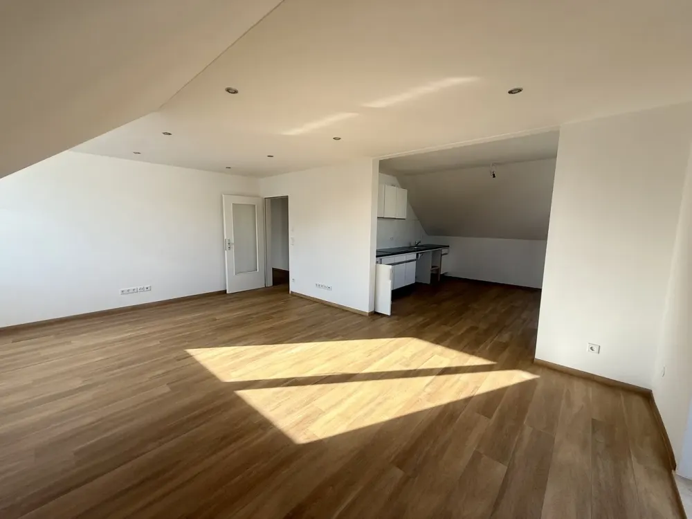 4-Zimmer Dachgeschosswohnung mit Südostbalkon - vollständig renoviert - offene Küche
