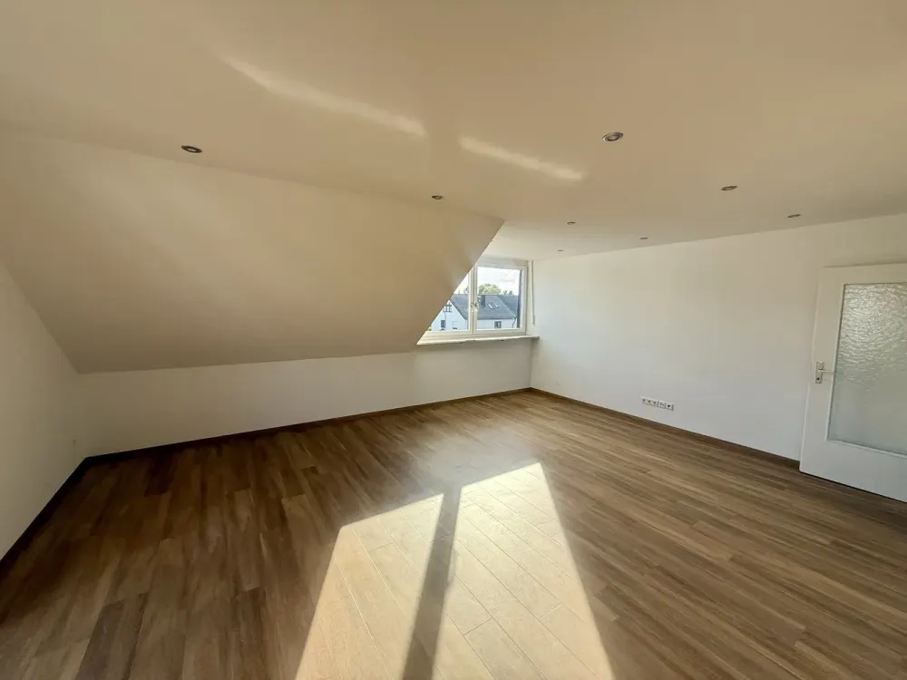 4-Zimmer Dachgeschosswohnung mit Südostbalkon - vollständig renoviert - offene Küche