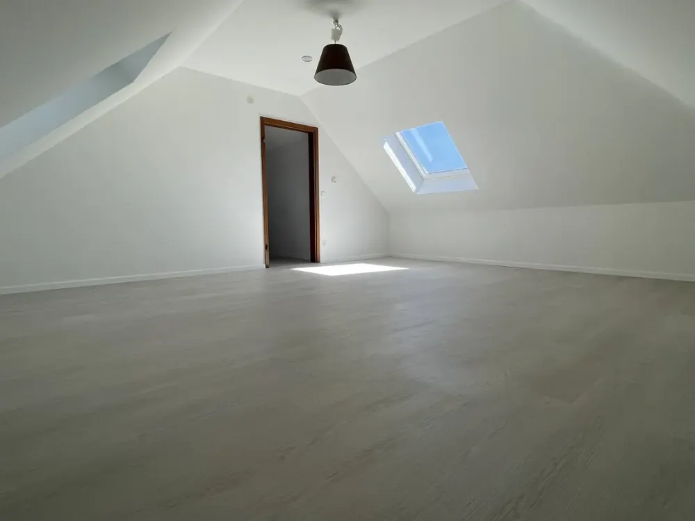 Schöne 2,5-Raum-DG-Wohnung mit geh. Innenausstattung und neuwertiger Küche