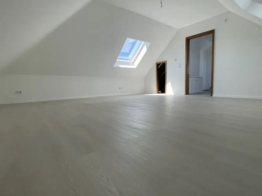 Schöne 2,5-Raum-DG-Wohnung mit geh. Innenausstattung und neuwertiger Küche