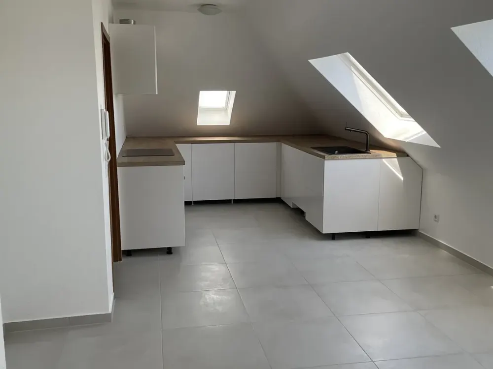 Schöne 2,5-Raum-DG-Wohnung mit geh. Innenausstattung und neuwertiger Küche