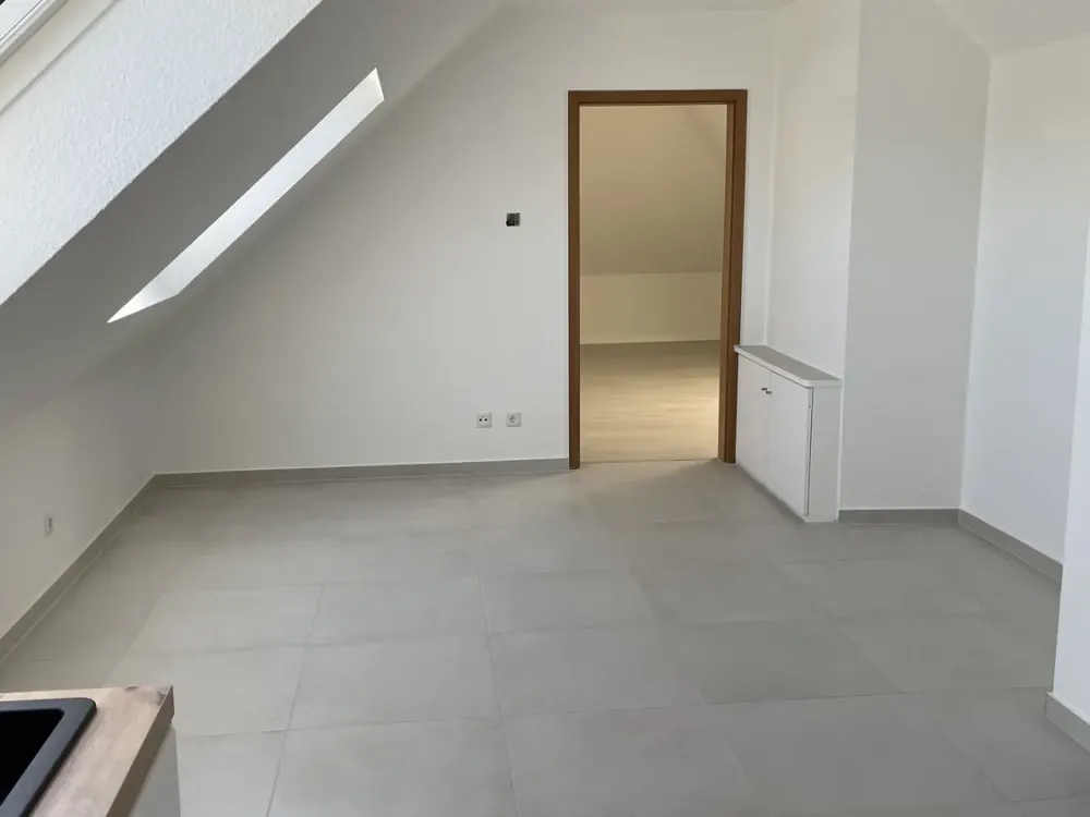 Schöne 2,5-Raum-DG-Wohnung mit geh. Innenausstattung und neuwertiger Küche