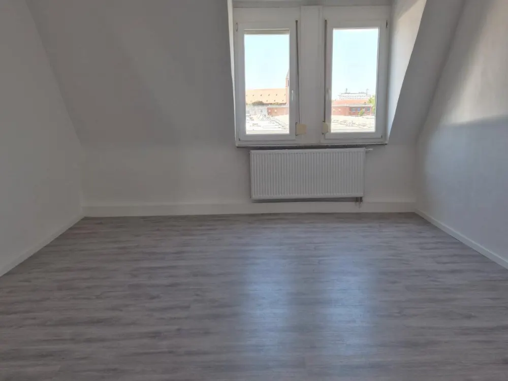 Vermiete schöne kernsanierte Wohnung