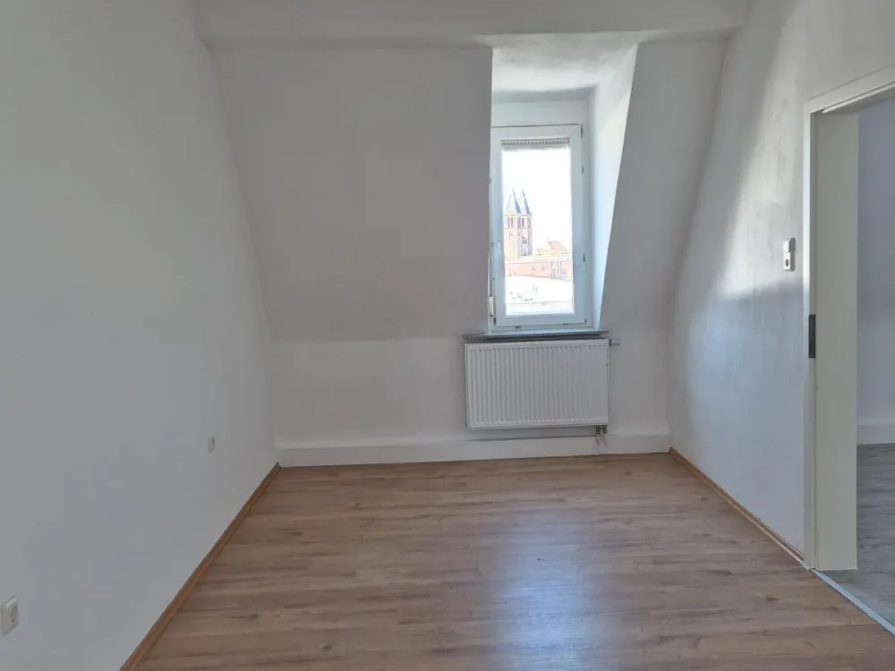 Vermiete schöne kernsanierte Wohnung