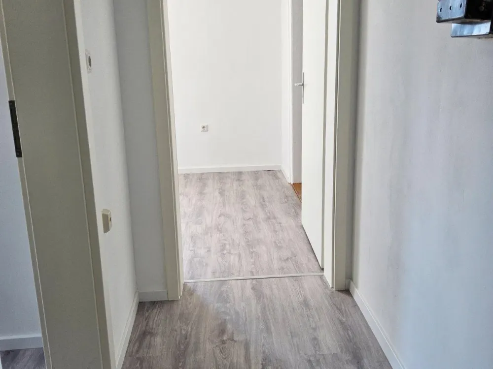 Vermiete schöne kernsanierte Wohnung