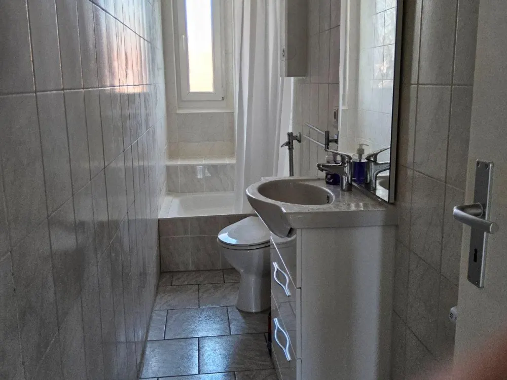 Vermiete schöne kernsanierte Wohnung