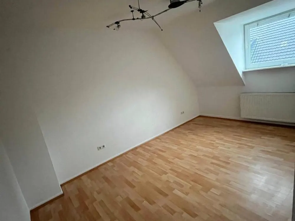 Helle Dachgeschosswohnung in zentraler Lage von Krefeld