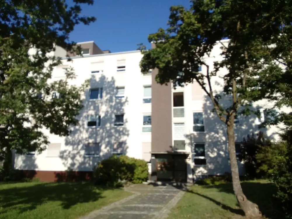Renovierte, helle 3-Zi-Whg mit großzügiger Terrasse und kleinem Gartenanteil