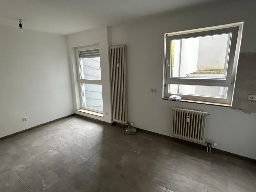 Renovierte, helle 3-Zi-Whg mit großzügiger Terrasse und kleinem Gartenanteil