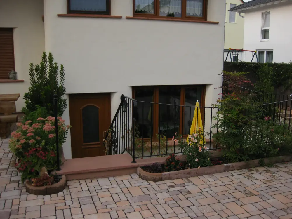 Sehr helle 3-Raum-Souterrainwohnung mit Terrasse im Ortskern von Weiterstadt