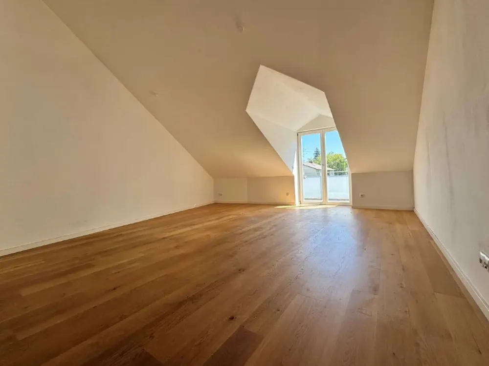 Großzügige 2 Zi.-Dachwohnung mit FBH, Lift und Gartenblick-Ost-Balkon