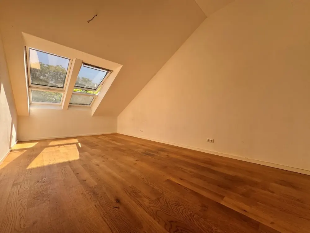 Großzügige 2 Zi.-Dachwohnung mit FBH, Lift und Gartenblick-Ost-Balkon