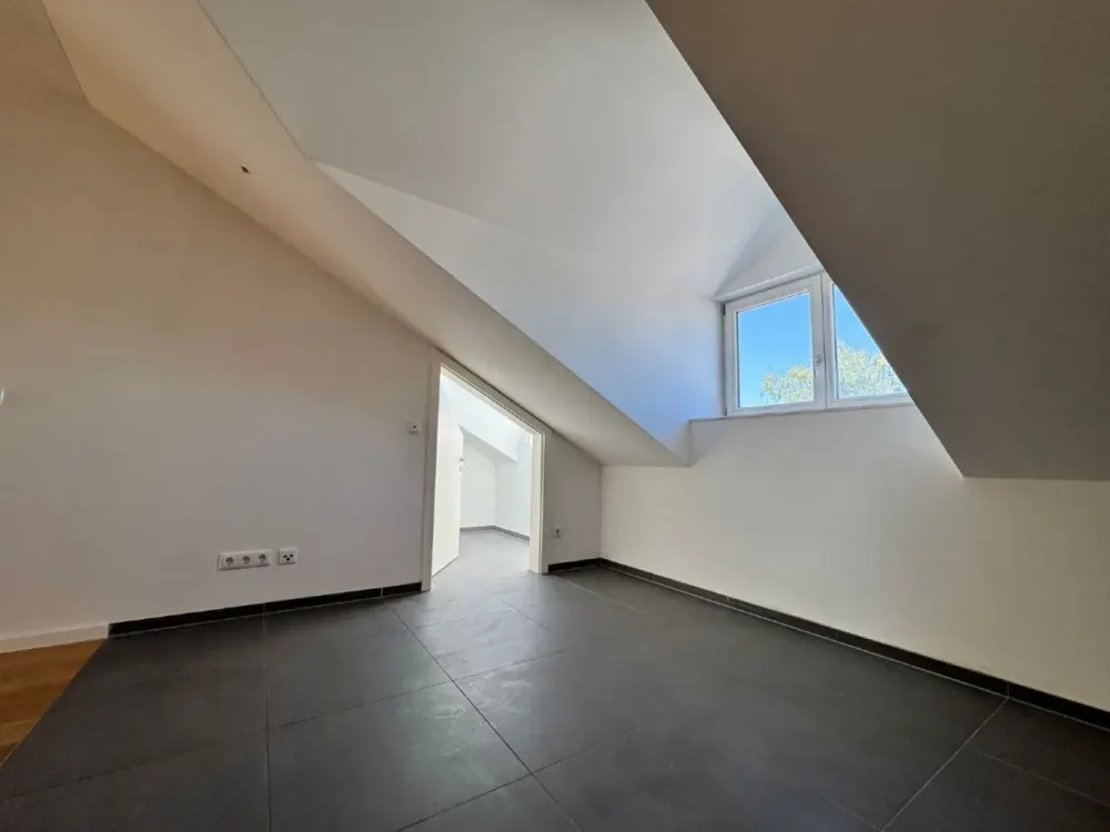 Großzügige 2 Zi.-Dachwohnung mit FBH, Lift und Gartenblick-Ost-Balkon