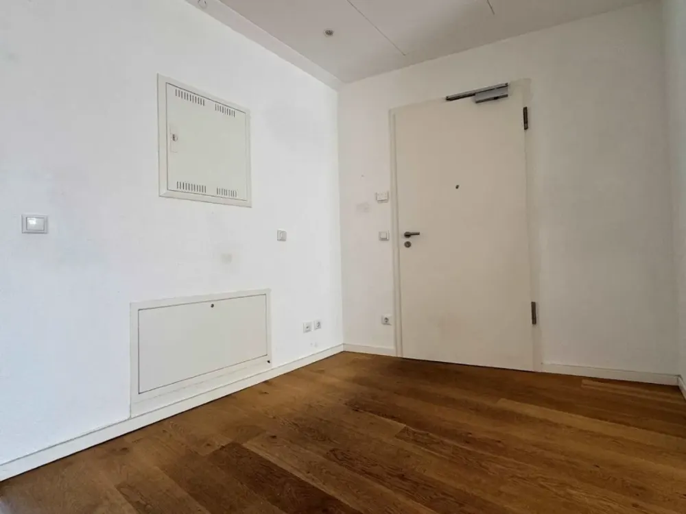 Großzügige 2 Zi.-Dachwohnung mit FBH, Lift und Gartenblick-Ost-Balkon