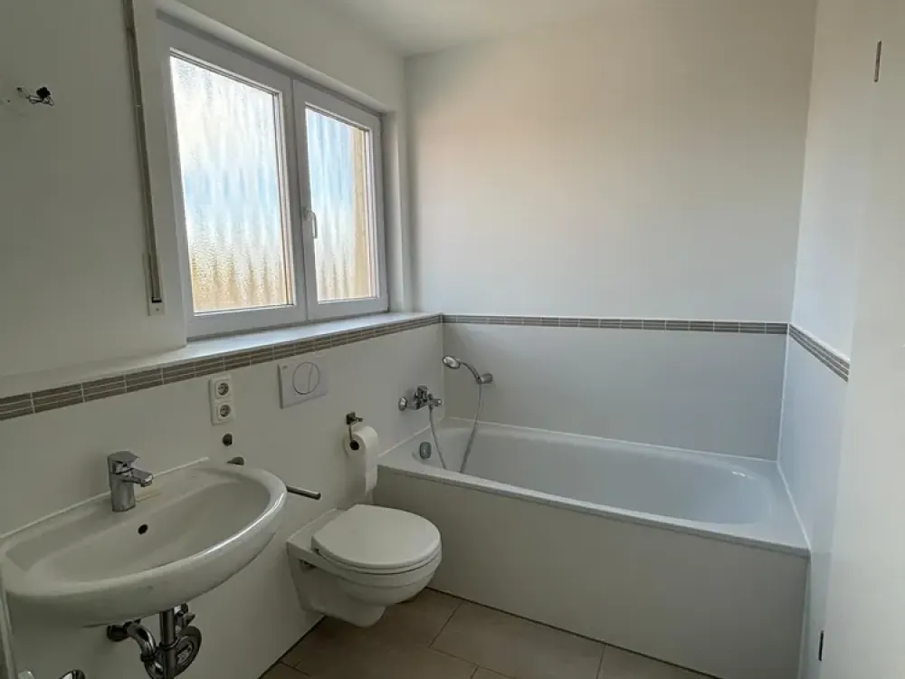Moderne und helle 2-Zimmer-Wohnung mit Südbalkon und Einbauküche in München-Lochhausen