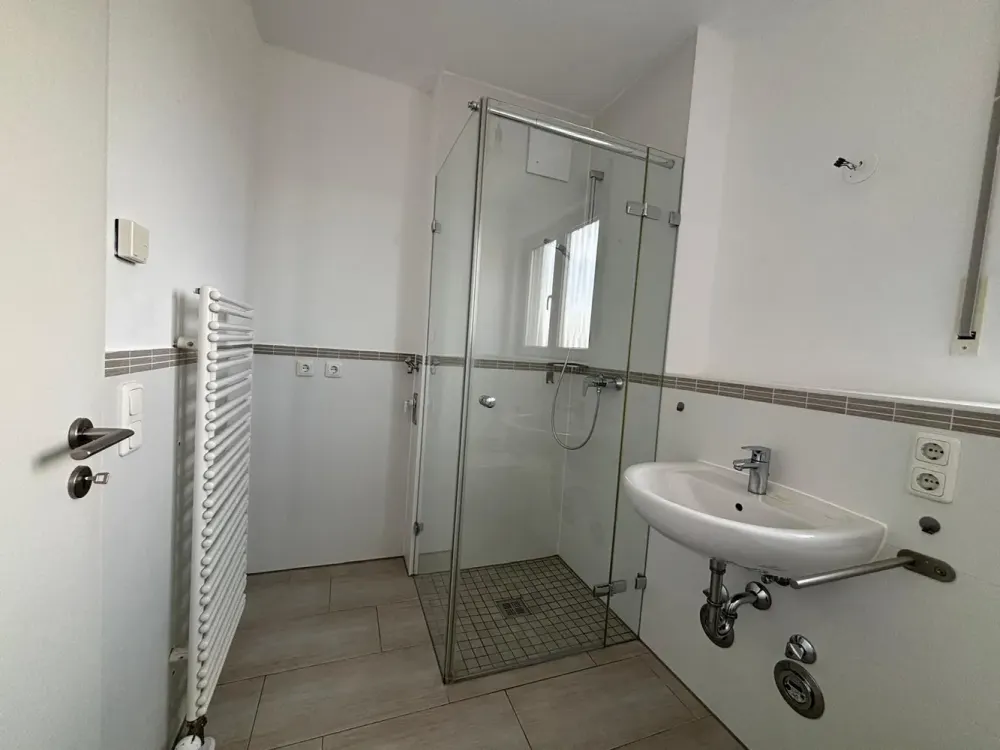 Moderne und helle 2-Zimmer-Wohnung mit Südbalkon und Einbauküche in München-Lochhausen