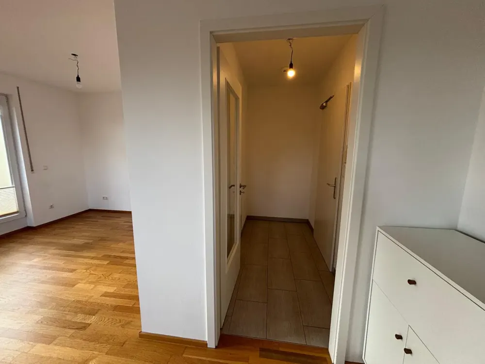 Moderne und helle 2-Zimmer-Wohnung mit Südbalkon und Einbauküche in München-Lochhausen