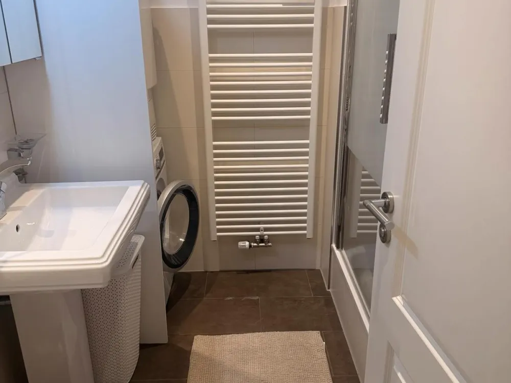 Möblierte 3- Zimmer Wohnung mit Loggia und TG in Schwabing