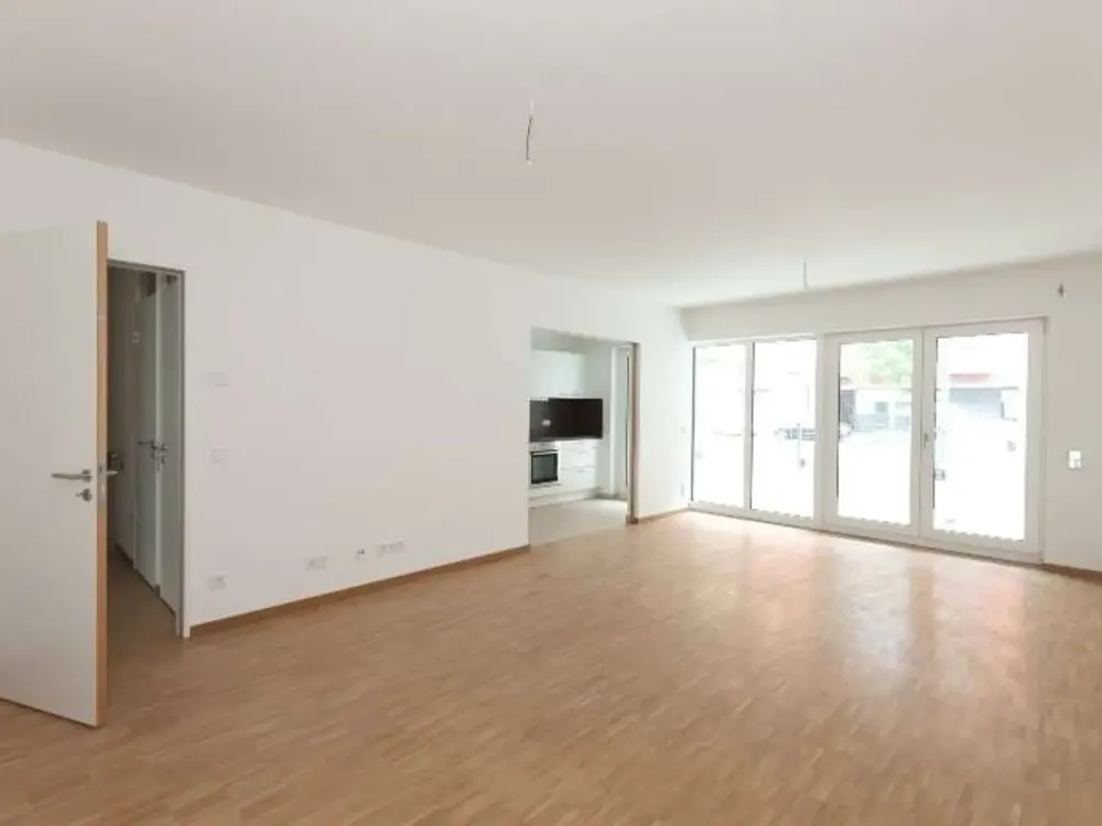 Westhafen: Modern & Spacious 3-Room Apartment with Balcony & Loggia