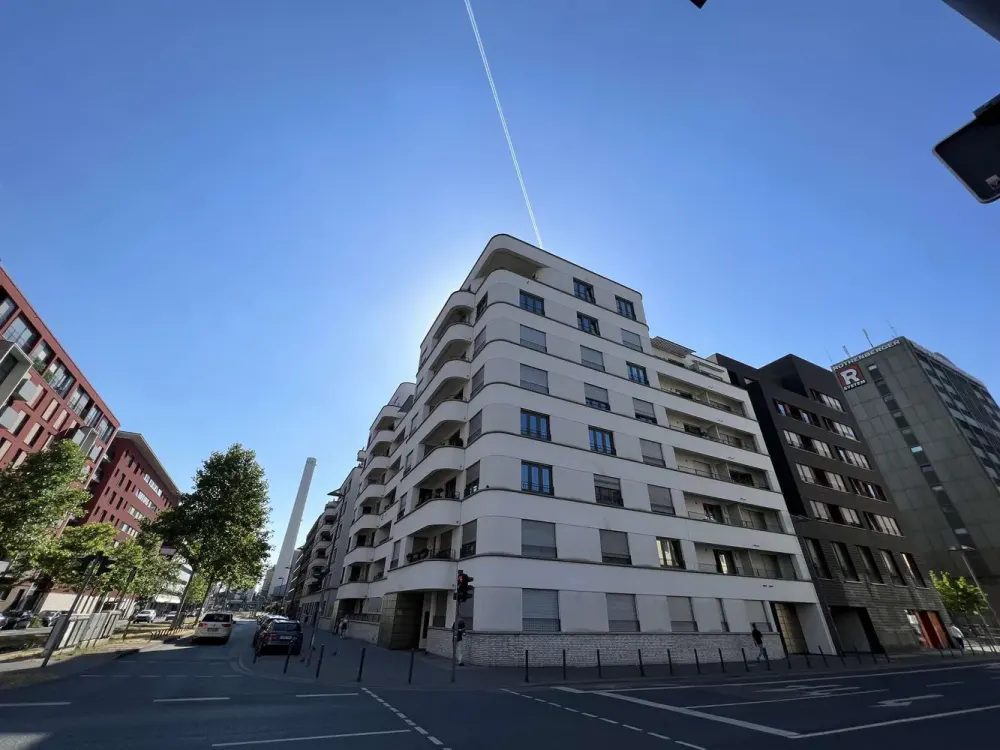 Westhafen: Modern & Spacious 3-Room Apartment with Balcony & Loggia