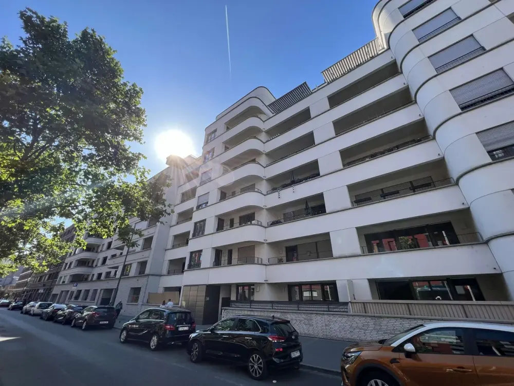 Westhafen: Modern & Spacious 3-Room Apartment with Balcony & Loggia