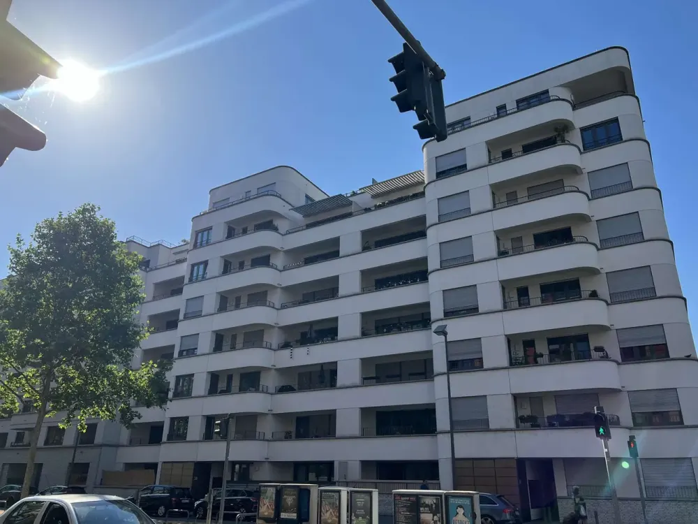 Westhafen: Modern & Spacious 3-Room Apartment with Balcony & Loggia