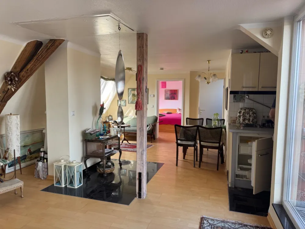 Helle 2-Zimmer-Dachgeschosswohnung mit Balkon u. schöner Aussicht