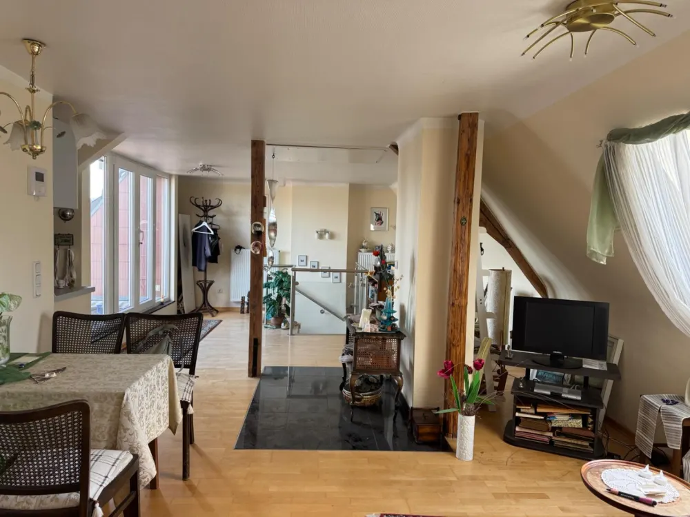 Helle 2-Zimmer-Dachgeschosswohnung mit Balkon u. schöner Aussicht