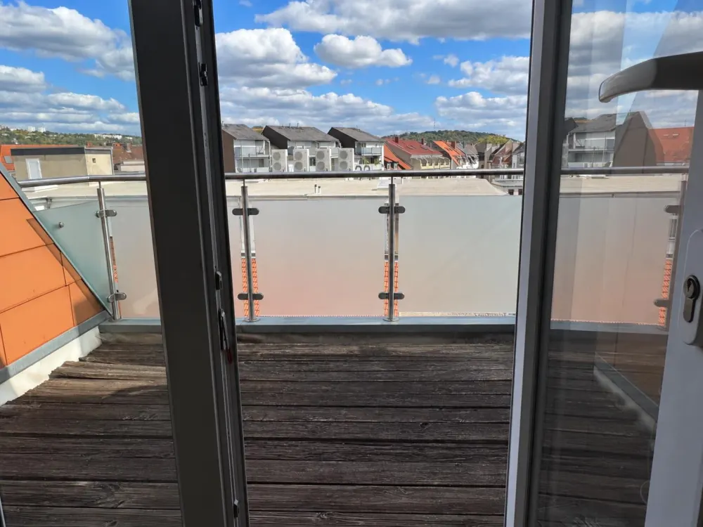 Helle 2-Zimmer-Dachgeschosswohnung mit Balkon u. schöner Aussicht