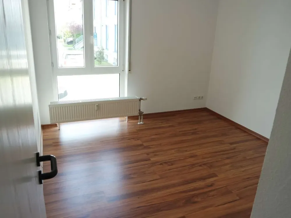 Günthersdorf - tolle 3-Raumwohnung in ländlicher und gepflegter Anlage mit Balkon und Stellplatz