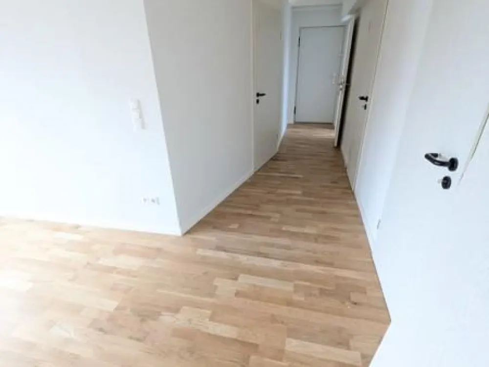Ratingen: Helle Dachgeschosswohnung mit großem Wohnraum und Einbauküche