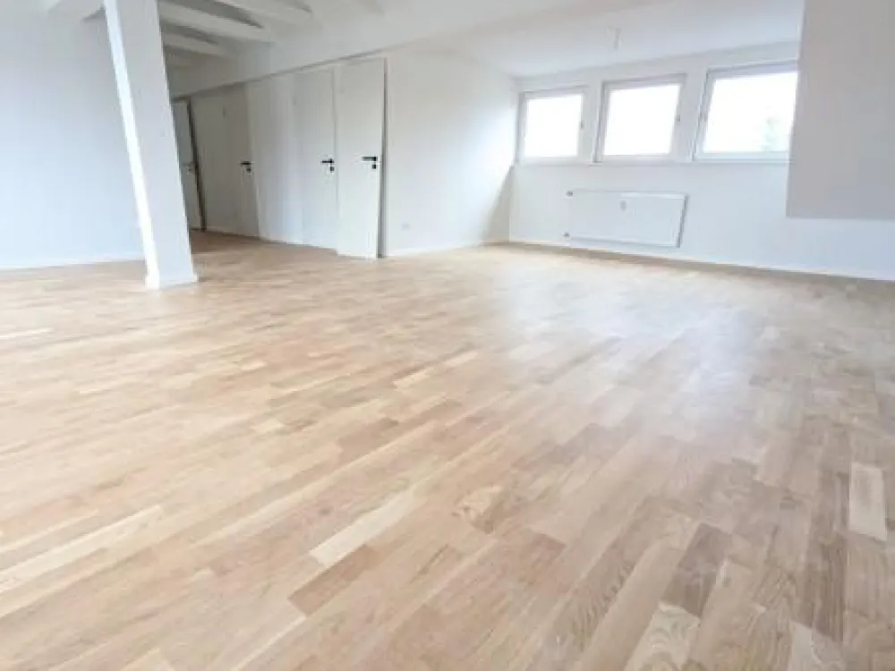 Ratingen: Helle Dachgeschosswohnung mit großem Wohnraum und Einbauküche