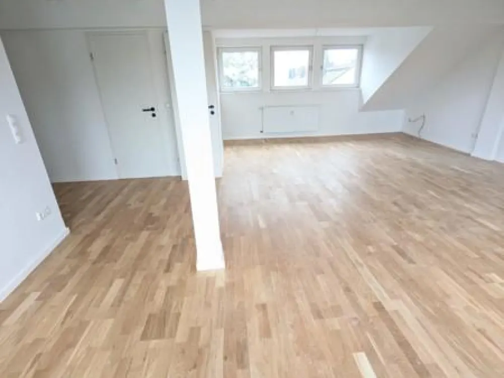 Ratingen: Helle Dachgeschosswohnung mit großem Wohnraum und Einbauküche