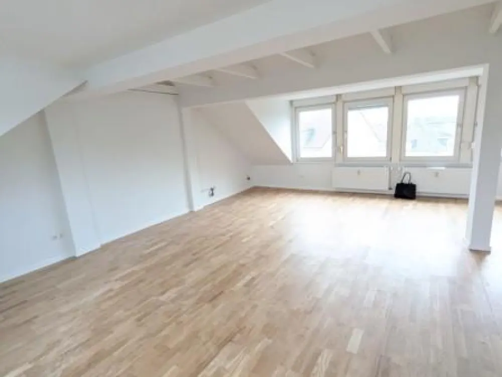 Ratingen: Helle Dachgeschosswohnung mit großem Wohnraum und Einbauküche