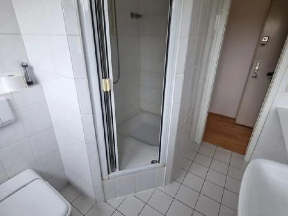 Ratingen: Helle Dachgeschosswohnung mit großem Wohnraum und Einbauküche