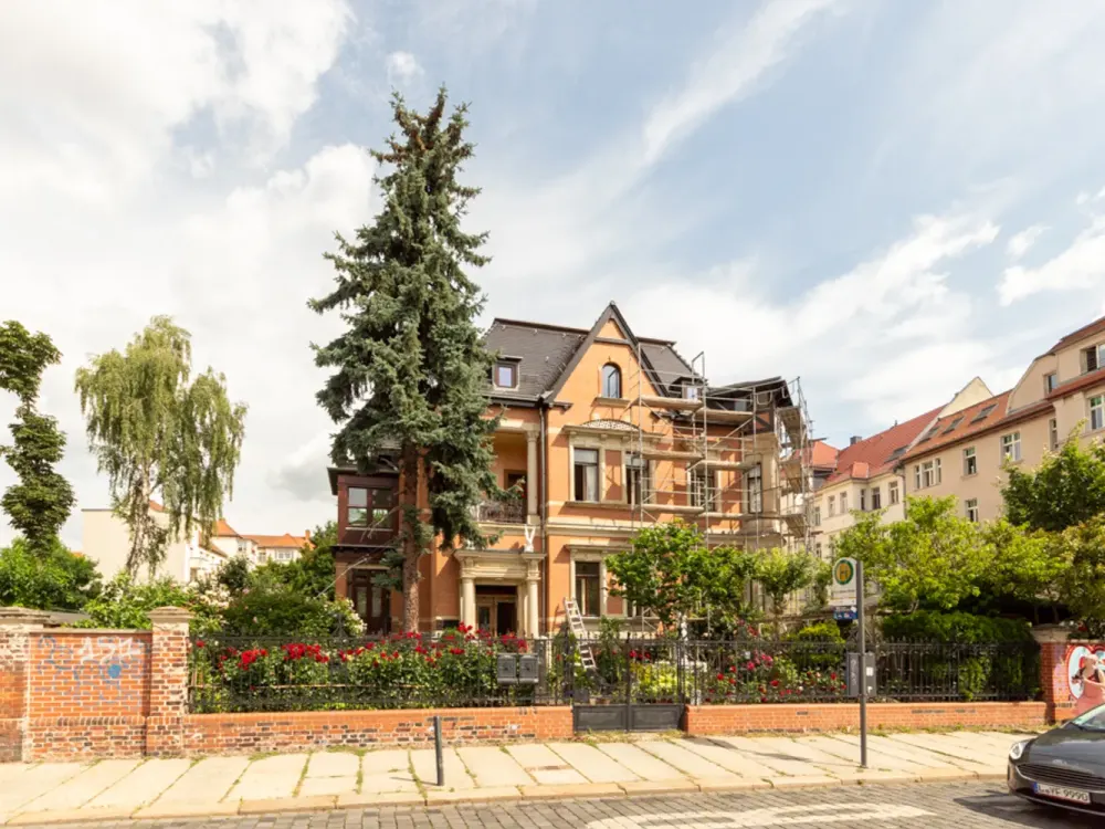 Traumhafte Wohnung in freistehender Villa | saniert | Parkettboden | Stellplatz möglich | ab sofort