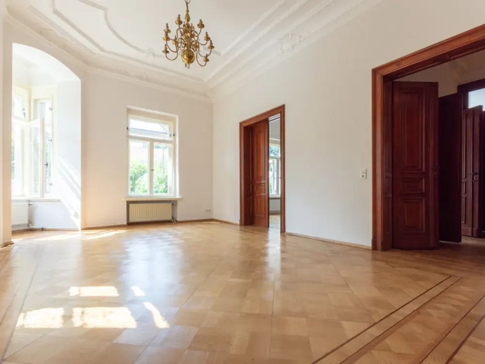 Traumhafte Wohnung in freistehender Villa | saniert | Parkettboden | Stellplatz möglich | ab sofort