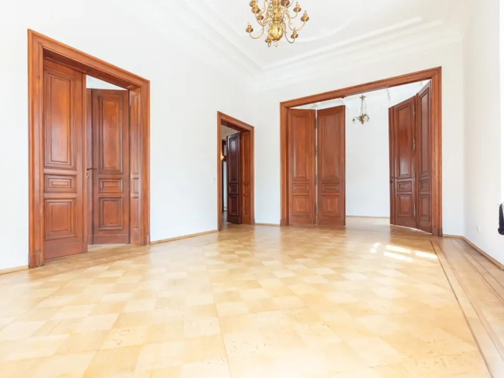 Traumhafte Wohnung in freistehender Villa | saniert | Parkettboden | Stellplatz möglich | ab sofort