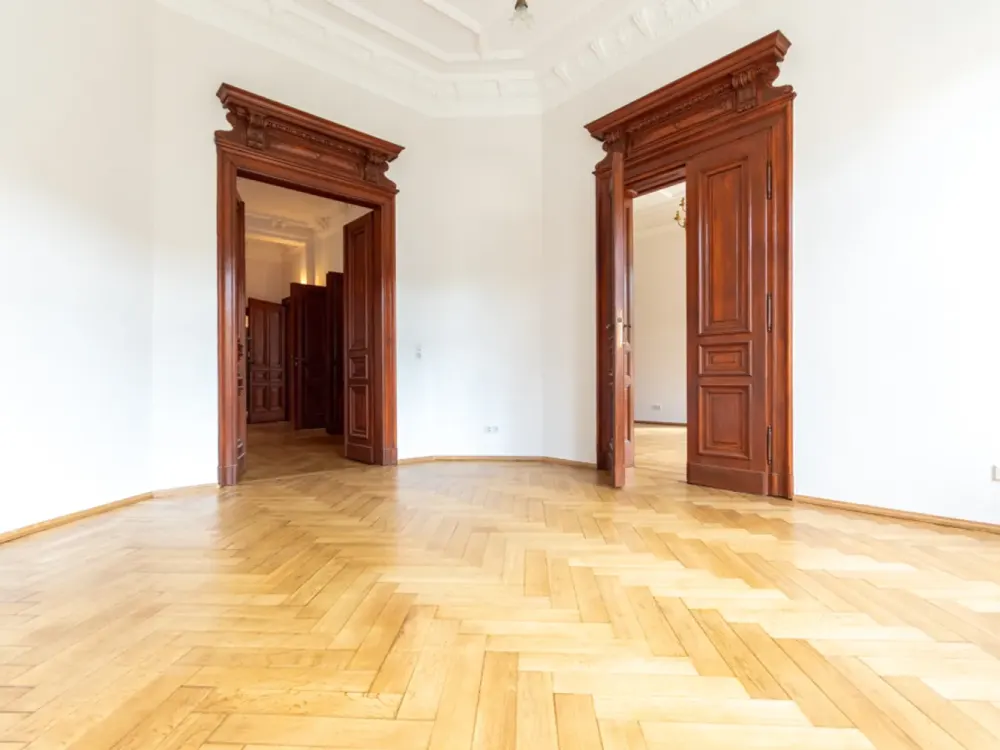 Traumhafte Wohnung in freistehender Villa | saniert | Parkettboden | Stellplatz möglich | ab sofort