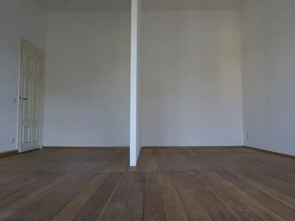 ### BERLINFLAIR ### شقة قديمة كبيرة مكونة من "2" غرفة مع مطبخ مدمج وأرضيات خشبية