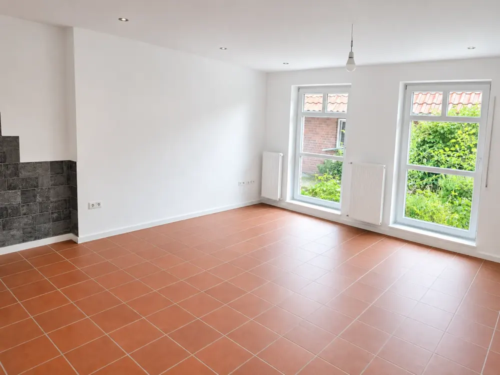 شقة جميلة مجددة مكونة من 3 غرف مع حديقة ومدفأة وكراج