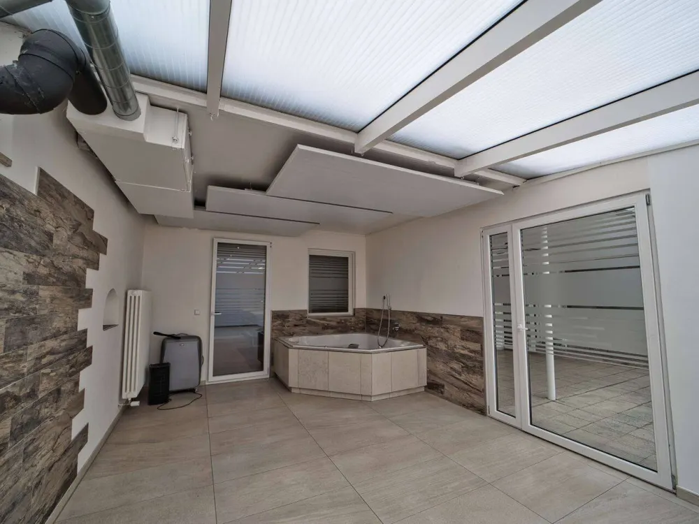 5 Zimmer Wohnung mit Fitnessraum mit Whirlpool und Wintergarten