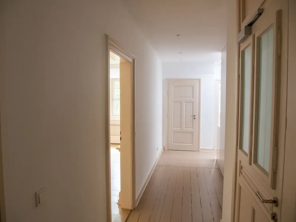 High-quality 4-room apartment in a central location in old building style