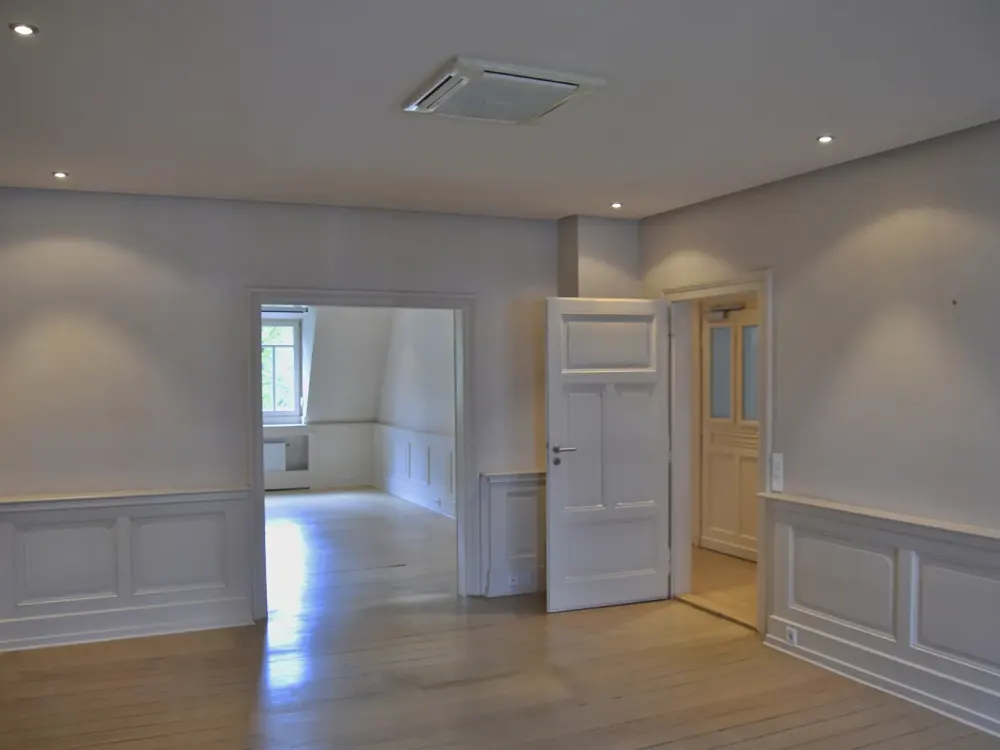 High-quality 4-room apartment in a central location in old building style