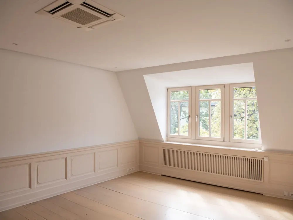 High-quality 4-room apartment in a central location in old building style