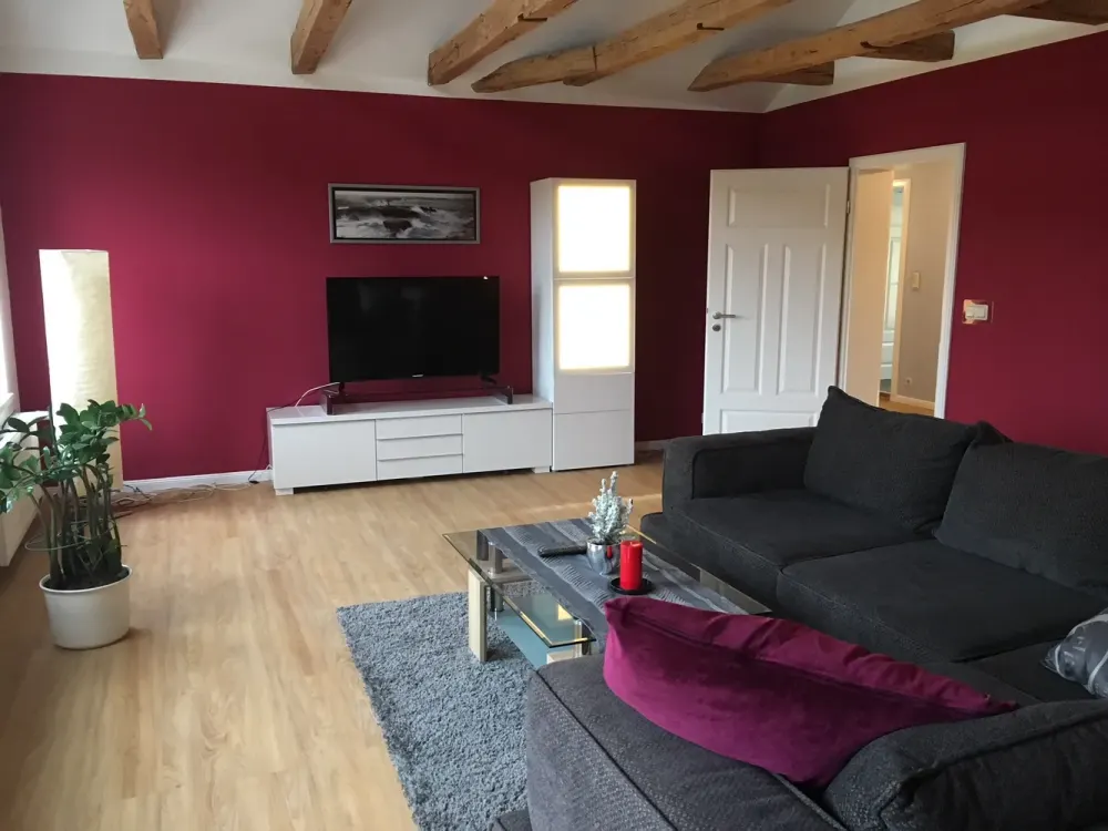 Sehr schöne möblierte 2-Raum Dachgeschosswohnung mit Eckwanne, Einbauküche und Pkw-Stellplatz...!!!