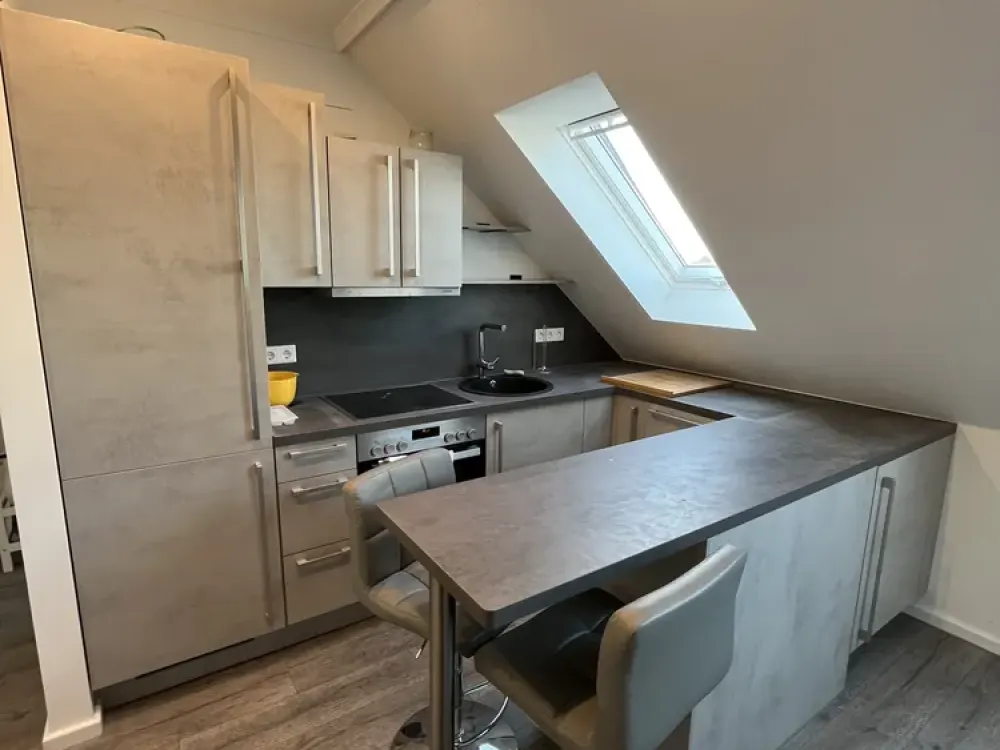 Geschmackvolle teilmöblierte 1-Zimmer-Dachgeschosswohnung