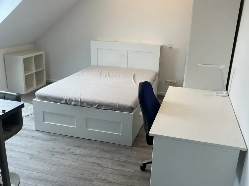 Geschmackvolle teilmöblierte 1-Zimmer-Dachgeschosswohnung