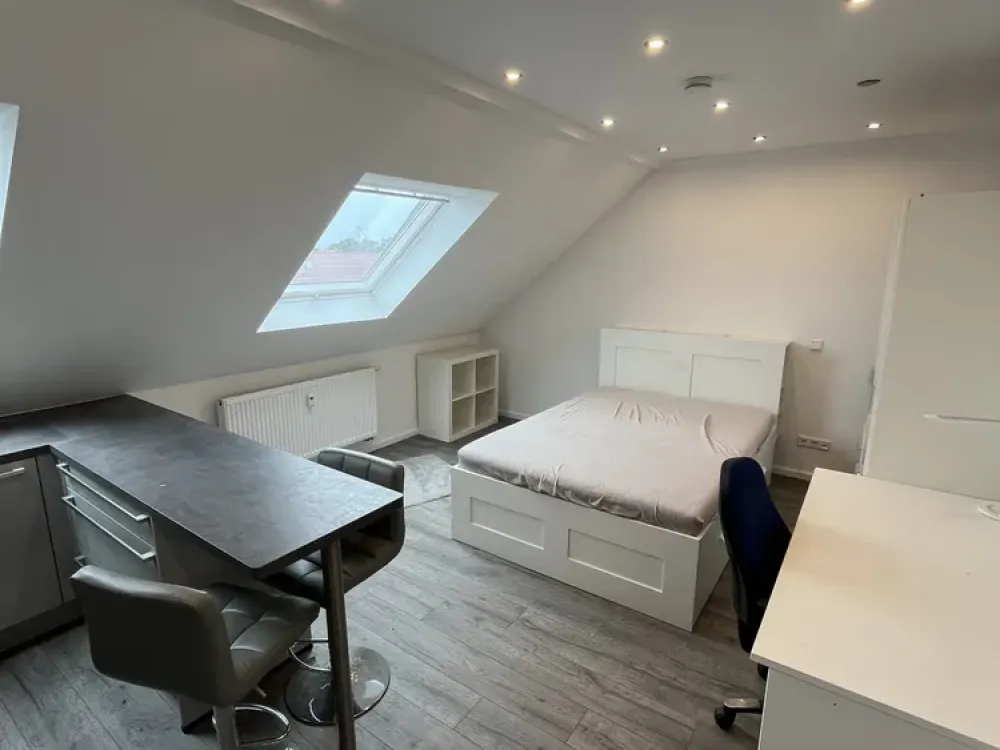 Geschmackvolle teilmöblierte 1-Zimmer-Dachgeschosswohnung