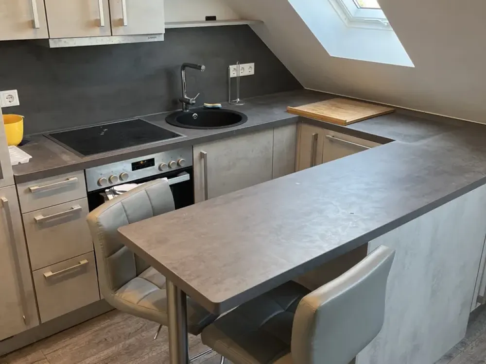 Geschmackvolle teilmöblierte 1-Zimmer-Dachgeschosswohnung